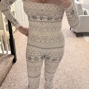 SKIMS Cream and Gray Patterned Snowflake Pajama Set sz medium
